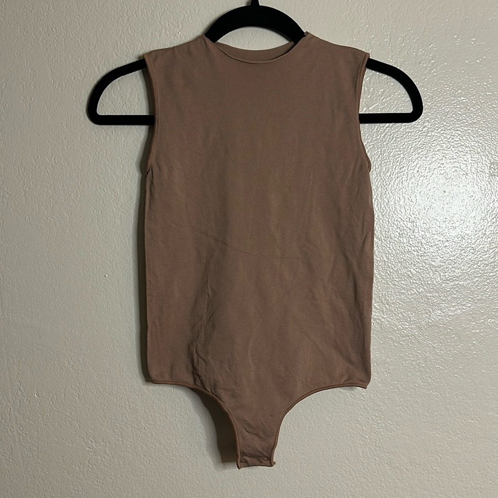 NWOT SKIMS Essential Crew Neck Sleeveless Bodysuit (Tigers Eye)